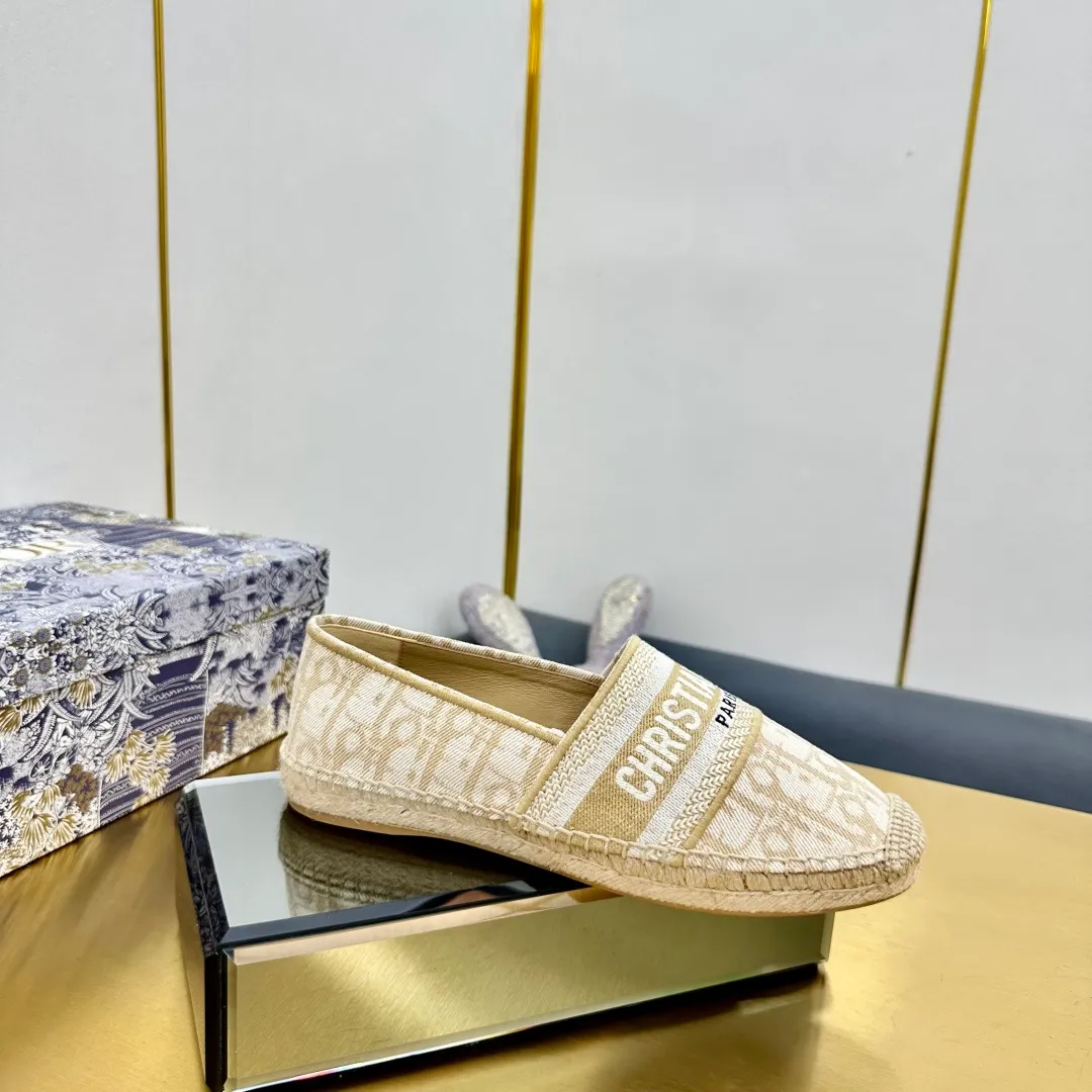 👟👟Ex-factory price 480👟👟 Dior Four Seasons Classic Electric Embroidered Fisherman Shoes These Dior Granville straw fisherman shoes are casual yet elegant. The upper is made of full leather embossing//cotton embroidery Carefully crafted, with hand-made rope soles + thin rubber outsole using traditional craftsmanship, they are lightweight, wear-resistant and versatile. They are essential for summer shoe cabinets👍34-42 sizes (34.41.42 custom sizes are non-refundable and non-exchangeable)